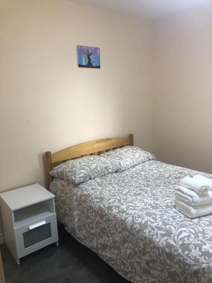 Cozy 3 Room Bungalow In Midtown Торонто Екстер'єр фото